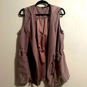 Poetry Vest lightweight brown. Front pockets and hoddie mocha mousse